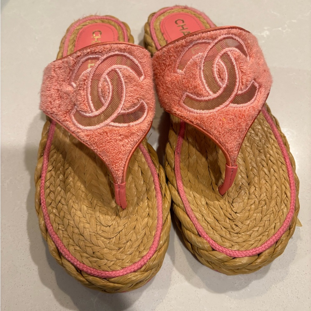 CHANEL Coral Pink Raffia CC Logo Slide Sandals
